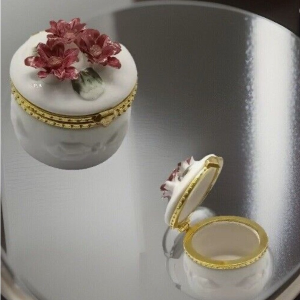 Vintage Ceramic Trinket Box Flowers on Top and Gold Accents Limited Edition NWOT - Picture 2 of 4